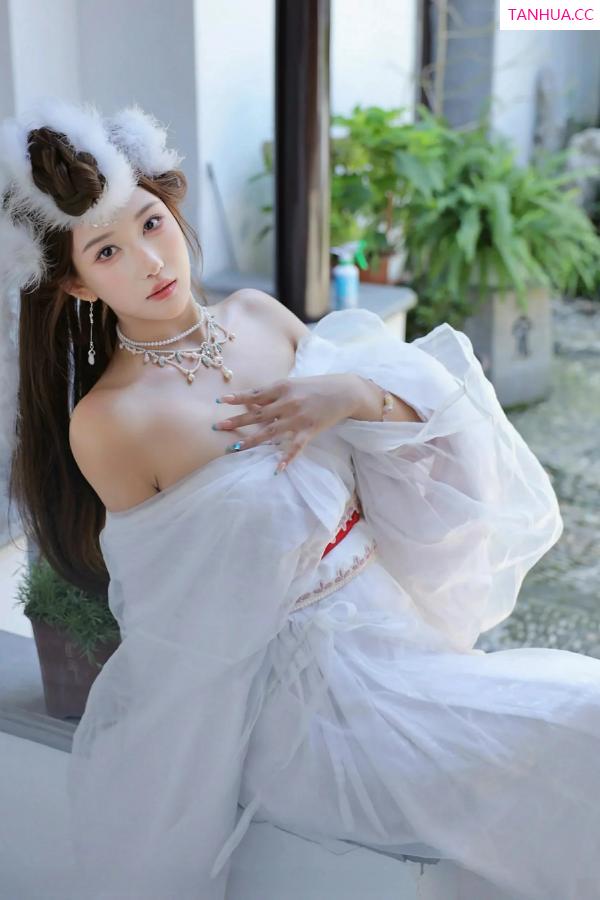   [XiuRen]高清写真图 2025.10.09 No.10843 金允希Yuki 低胸长裙第22张图片